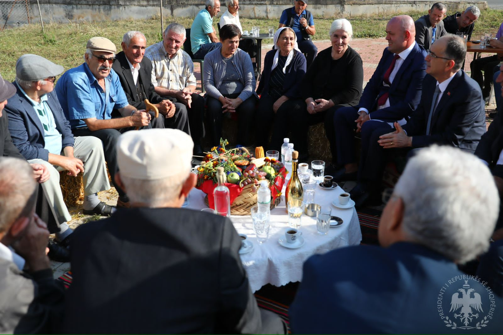 Presidenti Begaj takim me një grup të moshuarish në Librazhd: Meritoni në këmbim mirënjohjen