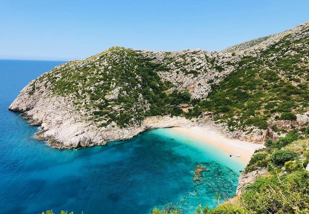 Mbeti i bllokuar në Karaburun, policia i shkon në ndihmë turistit zvicerian