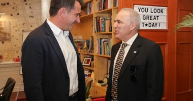 Veliaj pret ish-kampionin e shahut, Garry Kasparov: Tirana, një derë dhe zemër e hapur për ju