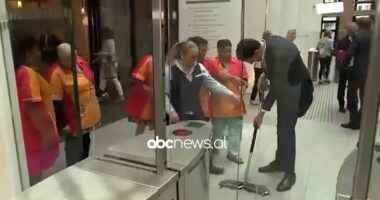 Për mos t’u humbur/ Kryeministri holandez derdh kafen, nis ta fshijë vetë