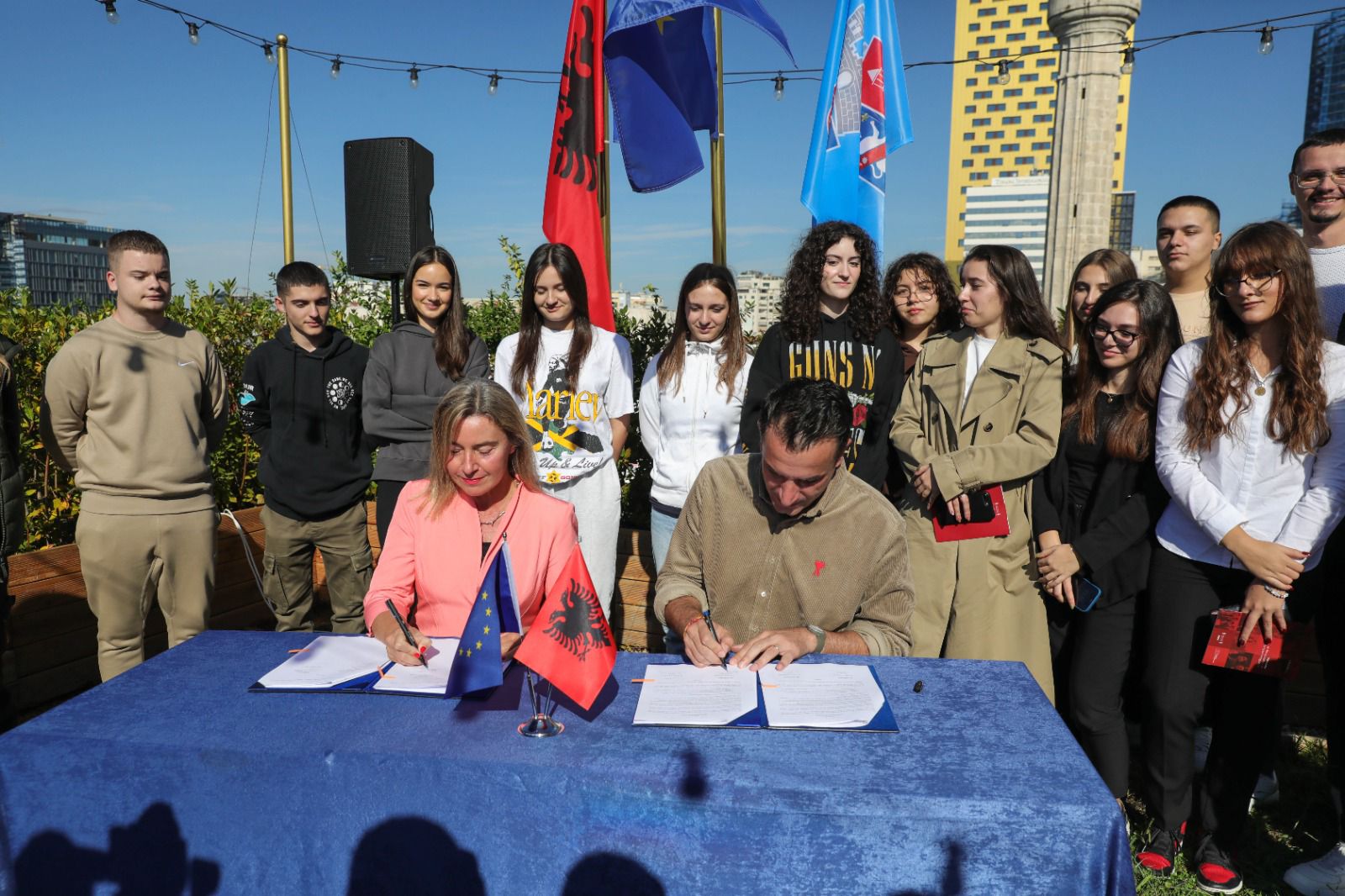 Veliaj dhe Mogherini nënshkruajnë marrëveshjen për Kolegjin Europian në Tiranë