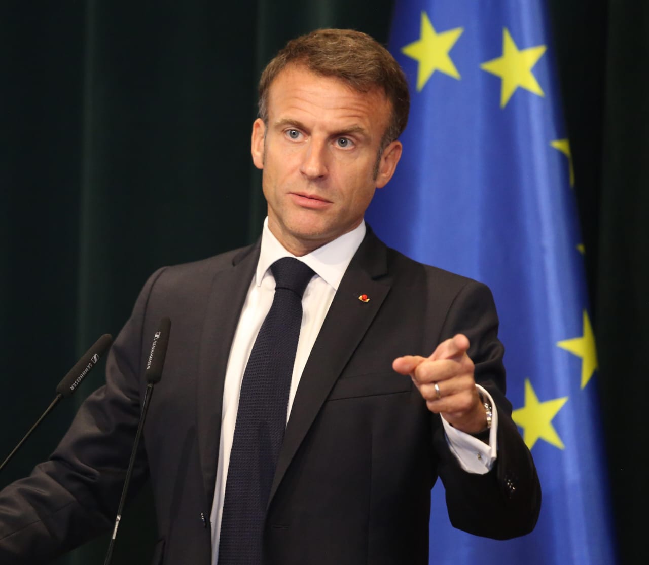 “Vuçiç të dënojë 24 shtatorin”, Macron: Kosova nuk mbajti fjalën, ne pezulluam vizat