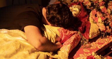 Tragjedia/ Humbi babain e njerken për 3 ditë, regjisori Mario Banushi kthen dhimbjen në kryevepër