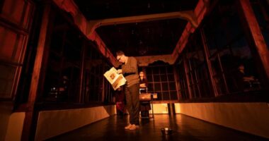 Teatri Metropol ju pret këtë fundjavë me shfaqjen “Babai dhe Babai” Veliaj: Një dramë plot emocione