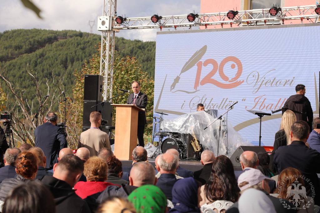 Presidenti Begaj merr pjesë në 120-vjetorin e shkollës shqipe në fshatin Iballë të Pukës