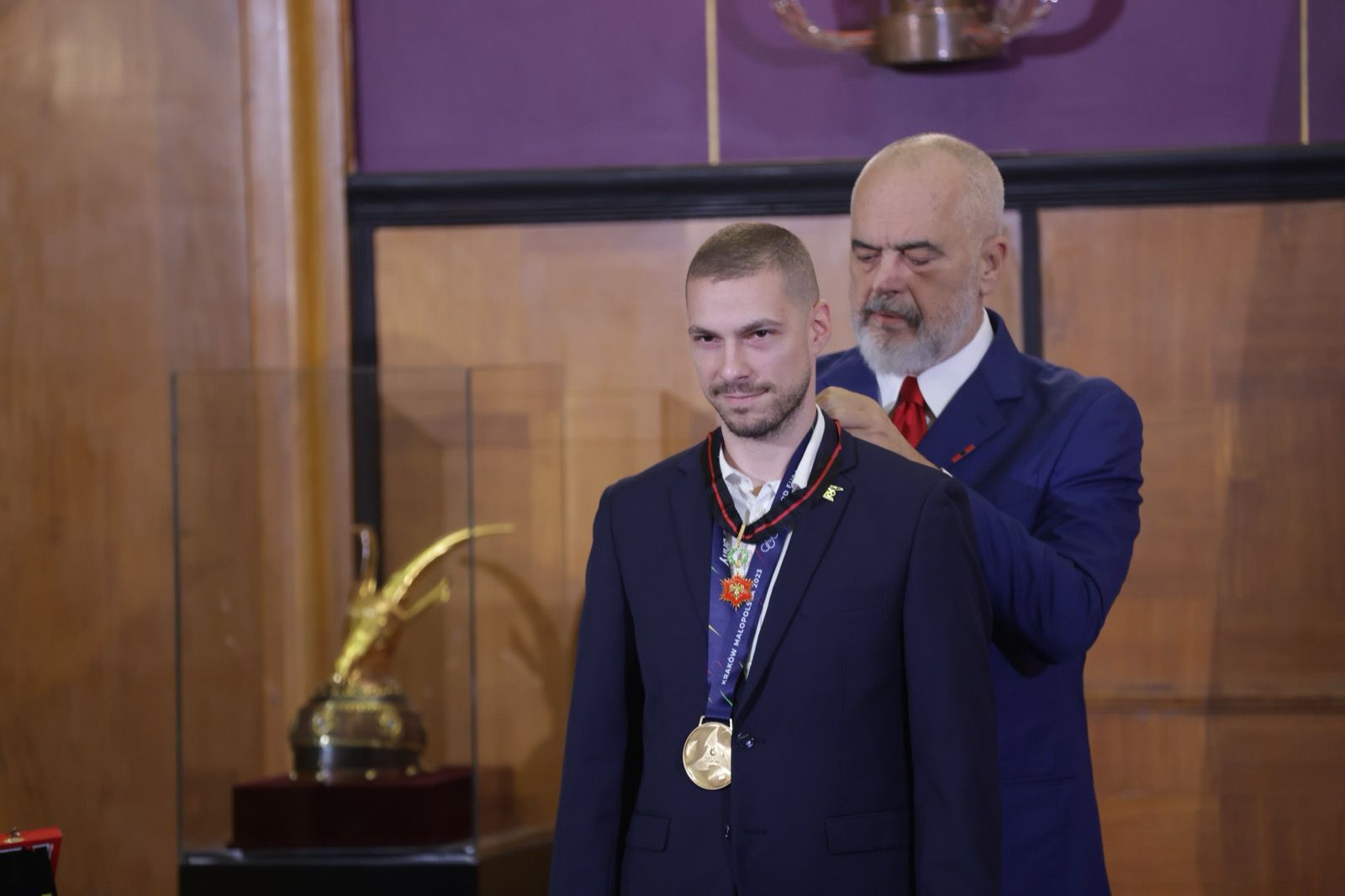 Rama i jep medaljen “Ylli i Mirënjohjes Publike” kampionit të karatesë në Lojërat Europiane Alvin Kariqi