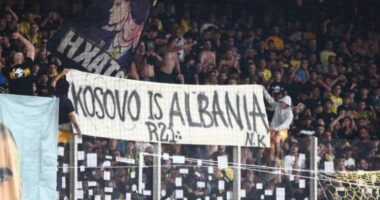 Tifoz&euml;t e AEK l&euml;n&euml; &ldquo;pa gjum&euml;&rdquo; serb&euml;t, banderola &ldquo;Kosova &euml;sht&euml; Shqip&euml;ri&rdquo; t&euml;rbon mediat n&euml; Serbi