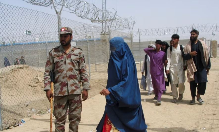 Pakistani urdhëron 1.7 milion afganë të largohen nga shteti