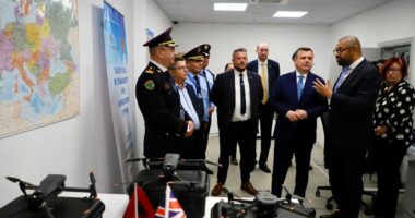 Britania dhuron dronë për të kontrolluar kufirin tokësor e detar, Balla dhe ministri i Jashtëm i britanik, vizitë në komisariatin e ri në Rinas