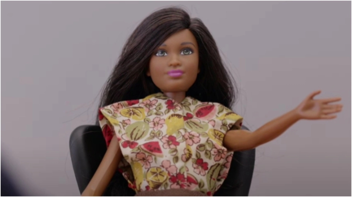 “Barbie”/ Netflix shfaq dokumentarin për kukullën e parë me ngjyrë