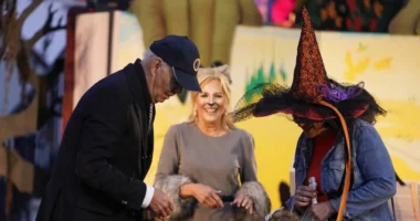 Halloween-i në Shtëpinë e Bardhë, Zonja e Parë maskohet si mace, ndërsa Blinken vesh djalin si Zelensky