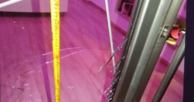 Theu xhamin dhe tentoi të “zbrazte” dyqanin që shiste celularë, kapet hajduti në Librazhd