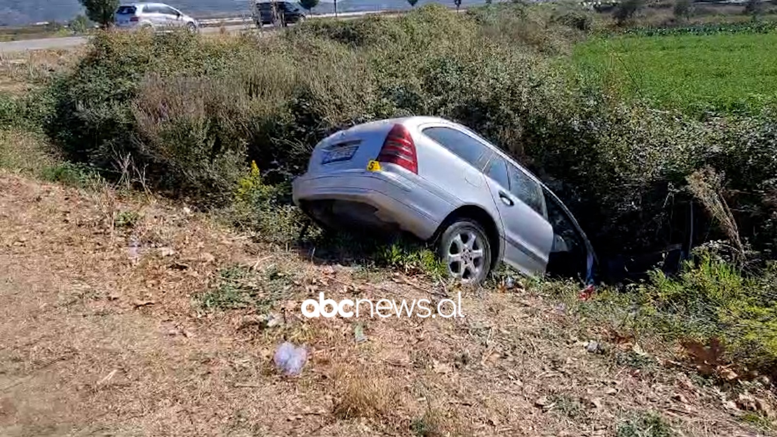 VIDEO/ Makina del nga rruga, katër të lënduar në Fier