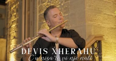 Devis Xherahu ndez studion. Risjell “Çu nisa të vij një natë”, që dikur ja këndonte gjyshi. Projekti me Endrin