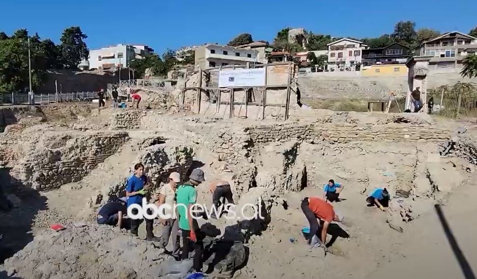 Durrës/ Zbulime të reja në amfiteatër, arkeologët gjejnë gjurmë varresh dhe një furrë qeramike
