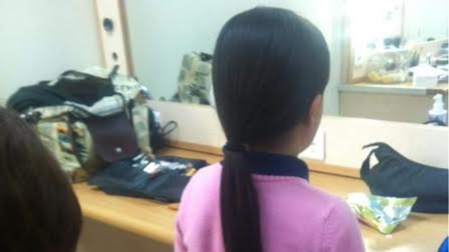 Emocionuese/ 5-vjeçarja i dhuron flokët një pacienteje me kancer, flet nëna: Vajza këmbënguli