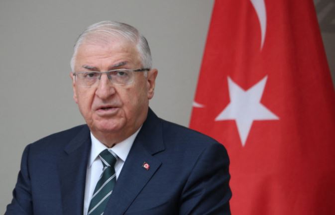 Ministri turk i Mbrojtjes viziton selinë e KFOR-it në Prishtinë