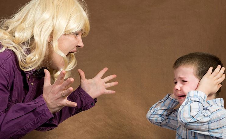 Studimi: Të bërtiturat ndaj fëmijëve mund të jenë po aq të dëmshme sa abuzimi seksual apo fizik