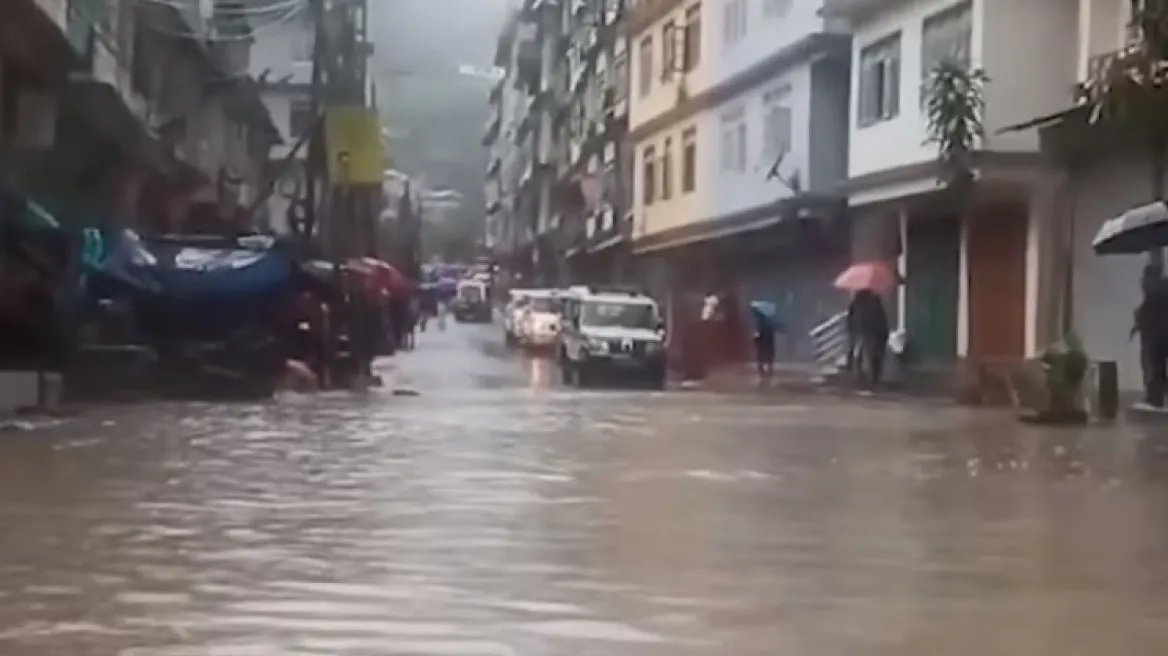 Përmbytje në Indi, 10 të vdekur dhe 82 të zhdukur