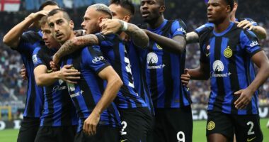 FOTO/ Kampioni francez i Interit uron Asllanin në shqip: Hajde gëzuar