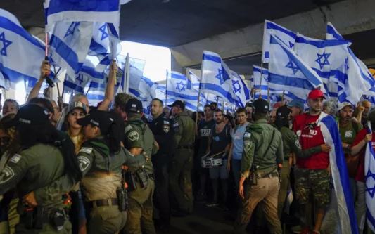 Dhjetëra izraelitë protestojnë në Tel Aviv për lirimin e pengjeve dhe dorëheqjen e Netanyahu