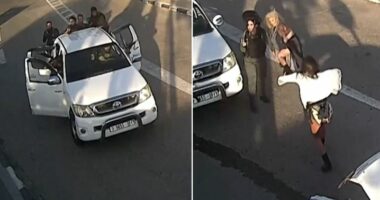 VIDEO/ Vrapojnë dhe përpiqen të fshihen pas automjetit të tyre, momenti ku dy vajza izraelite tentojnë t’u shpëtojnë anëtarëve të Hamasit