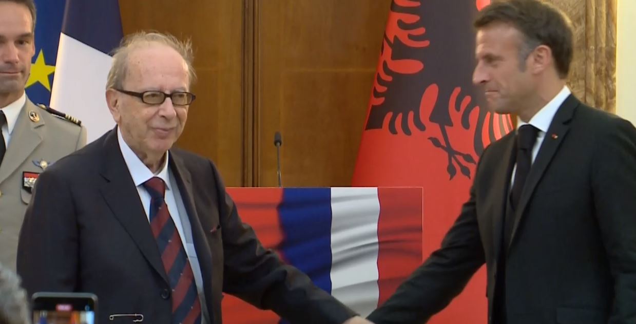 Macron vlerëson Ismail Kadarenë me Dekoratën e “Oficerit të Madh të Legjionit të Nderit”