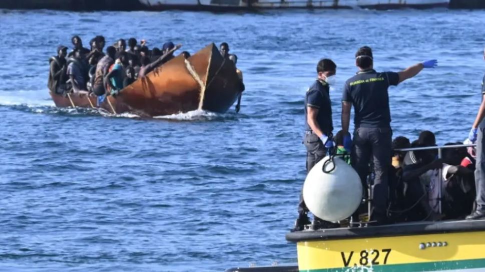 Vala e refugjatëve drejt BE-së, mbi 500 emigrantë mbërrijnë në Lampedusa   