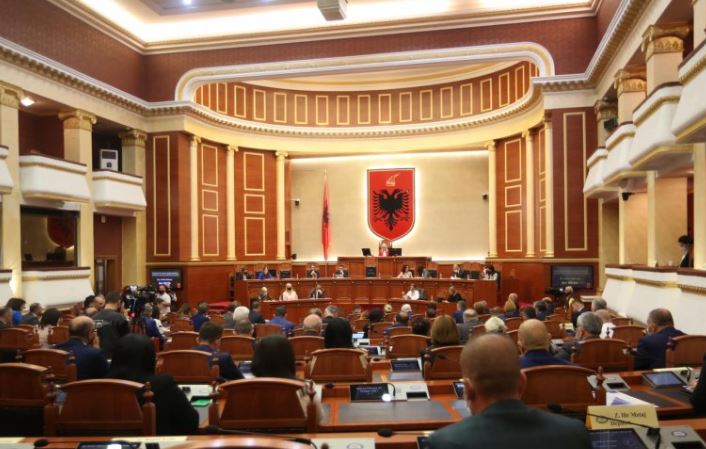 “Në parlament me çdo kusht”/ 23 deputetë rikthehen pas përjashtimit, seanca e sotme plenare paralajmërohet e tensionuar