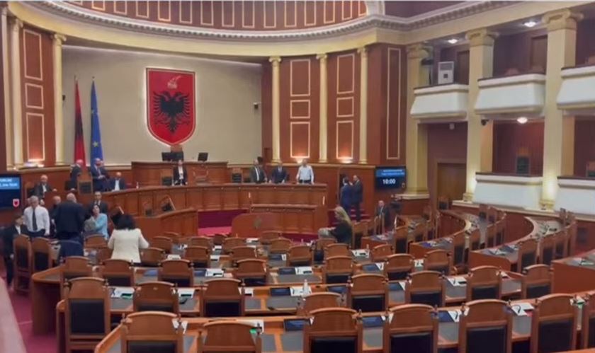 Video/ Kuvendi në seancë plenare, deputetët e grupit të Berishës dhe Bardhit bllokojnë Foltoren