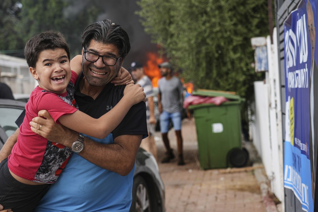 Pamje rrëqethëse, izraelitët vrapojnë për t’i shpëtuar raketave në Ashkelon