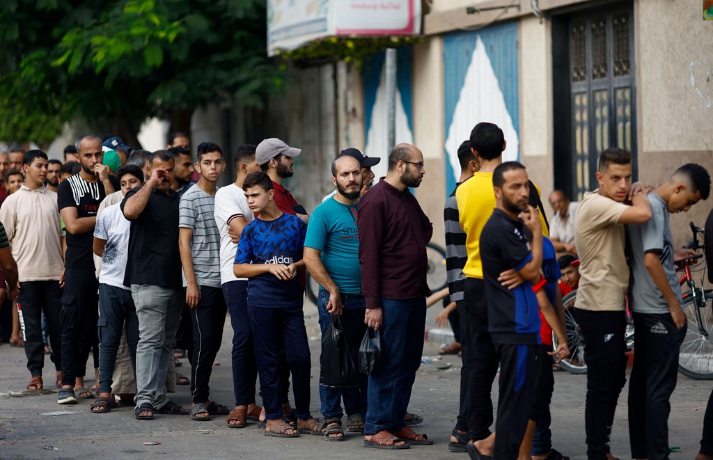 FOTO/ Palestinezët në radhë për të blerë bukë