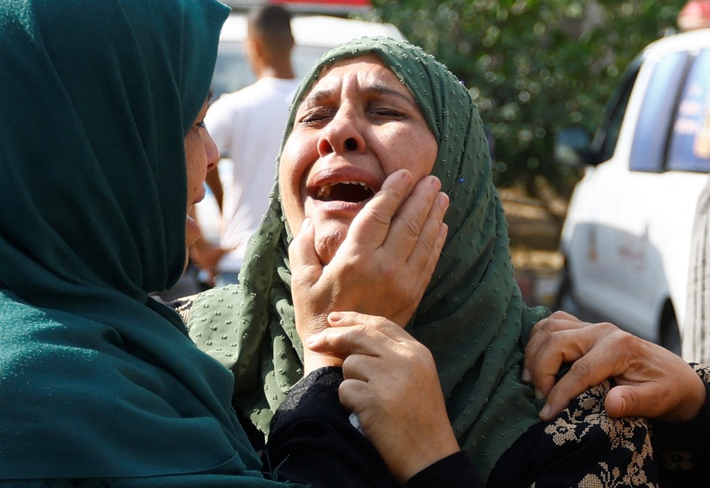 Foto rrëqethëse, palestinezët varrosin të afërmit e tyre