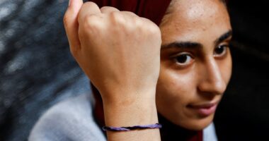 Familjet e Gazës përdorin byzylykë për të identifikuar të dashurit nëse vriten