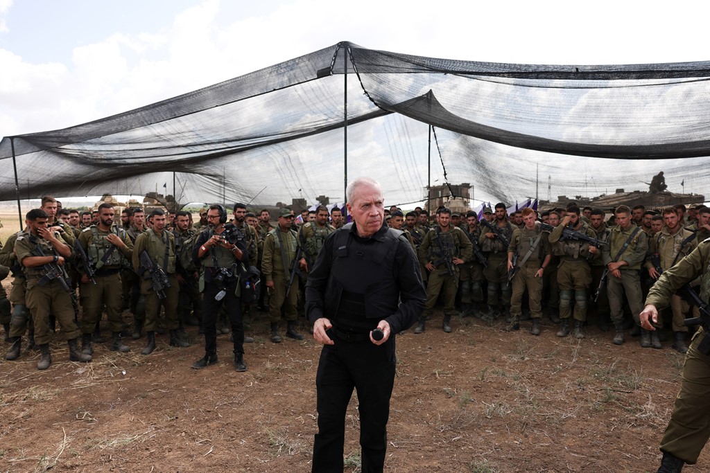 Ministri i Mbrojtjes: Izraeli pret luftë “të gjatë” tokësore në Gaza