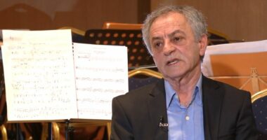 “Jam rritur në një fshat të Gjirokastrës”, dirigjenti i njohur: Doja të bëhesha inxhinier, mësuesit më drejtuan te muzika