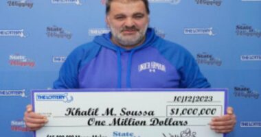 E kishte humbur prej kohësh, pastruesi i shtëpisë i gjen biletën e lotarisë me vlerë 1 milion dollarë