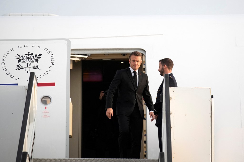 Macron mbërrin në Izrael, pritet të takohet me Netanyahun dhe zyrtarë të tjerë