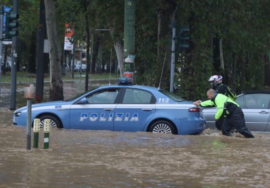 Moti i keq godet Italinë, raportohet për përmbytje në Milano