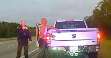 VIDEO/ Momenti kur një oficer policie qëllon për vdekje afro-amerikanin