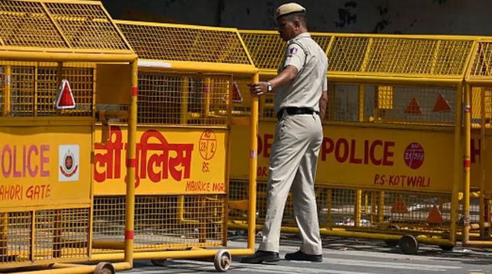 Policia indiane bastis shtëpitë e gazetarëve të shquar