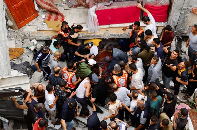 Sulmet ajrore izraelite rrafshojnë ndërtesat e banimit dhe xhamitë në Gaza