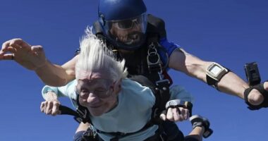 “Mosha është vetëm një numër”, 104 vjeçarja hidhet me parashutë, synon të futet në Guinness
