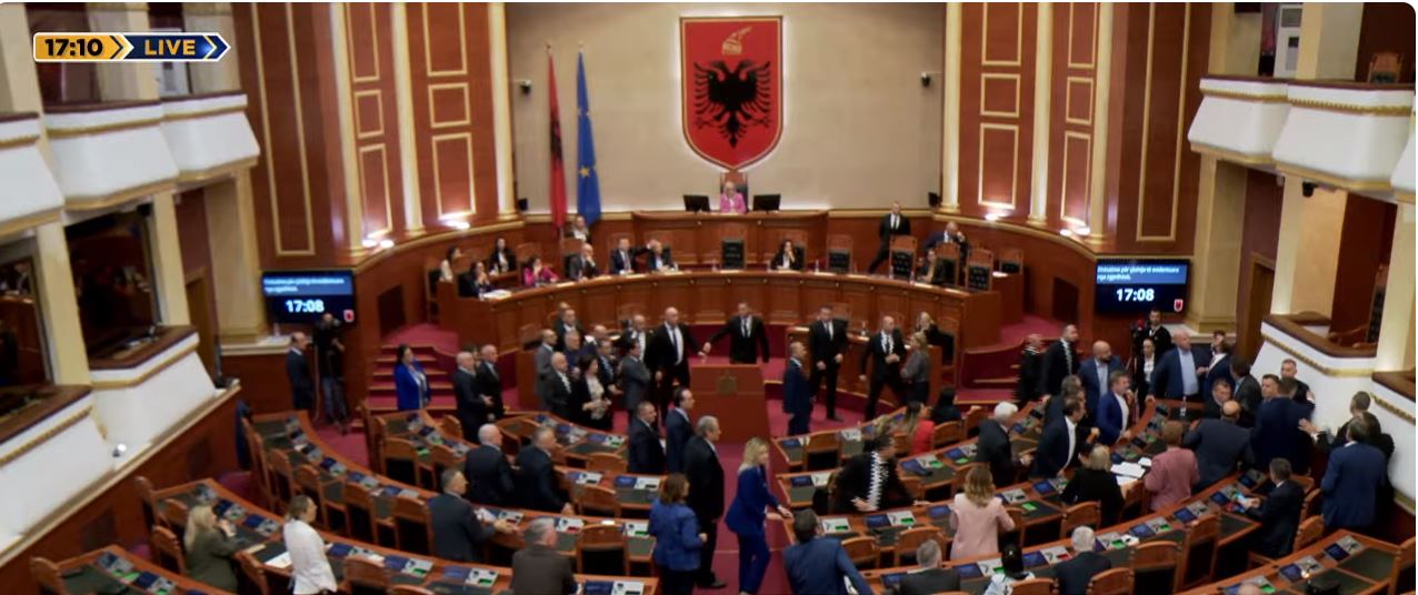 VIDEO/ Përplasje fizike në Kuvend, Nallbati godet me grusht deputetin e PS. Ndërpritet seanca për 5 minuta