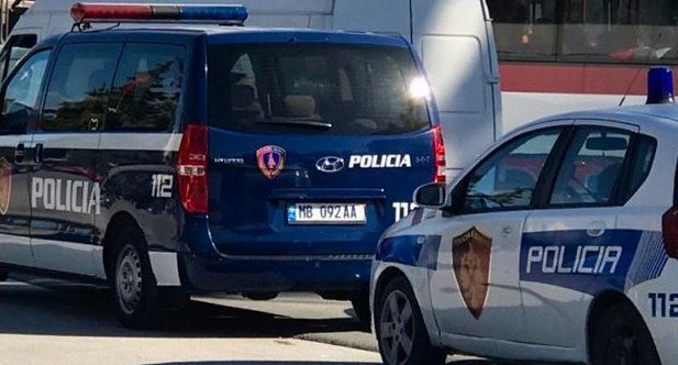 Ndihmë për kalim të paligjshëm të kufirit, arrestohet 22 vjeçari që ishte në kërkim