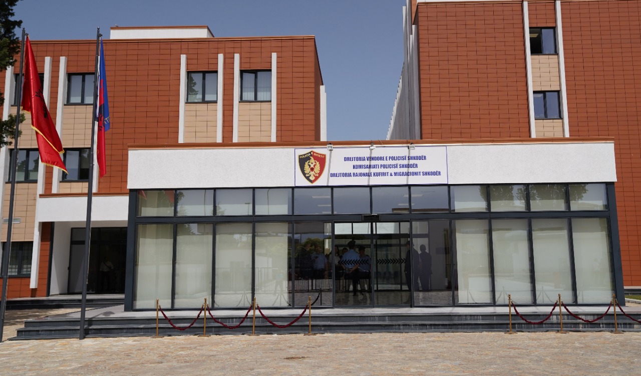 Dyshohet se konsumoi mbidozë ilaçesh, 23-vjeçari në Shkodër përfundon në spital