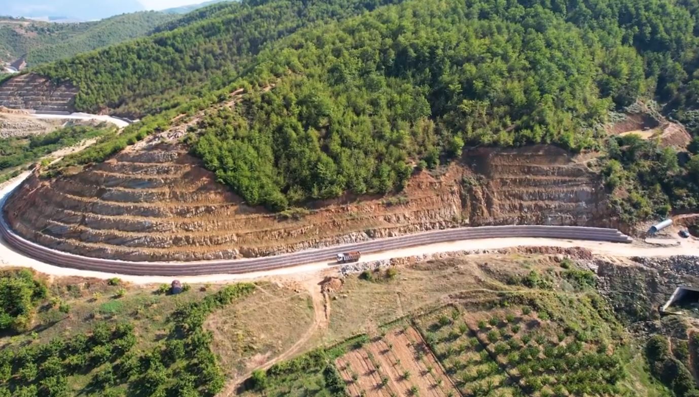 “Segment panoramik që shkurton distancën Tiranë – Korçë”, Rama ndan pamje nga puna në lotin 3 të aksit Qukës – Qafë Plloçë