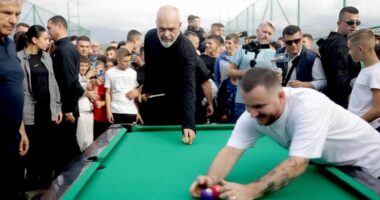 Kryeministri Rama viziton lagjen e rindërtuar pas tërmetit në Thumanë