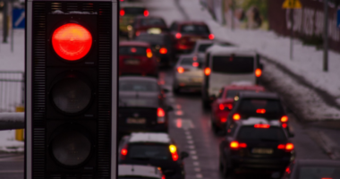 Në Japoni do të testohet karikimi i makinave elektrike në semafor