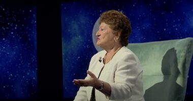 “E kam dashur shumë Enver Hoxhën”, sopranoja shqiptare: I kam bërë dhe poezi